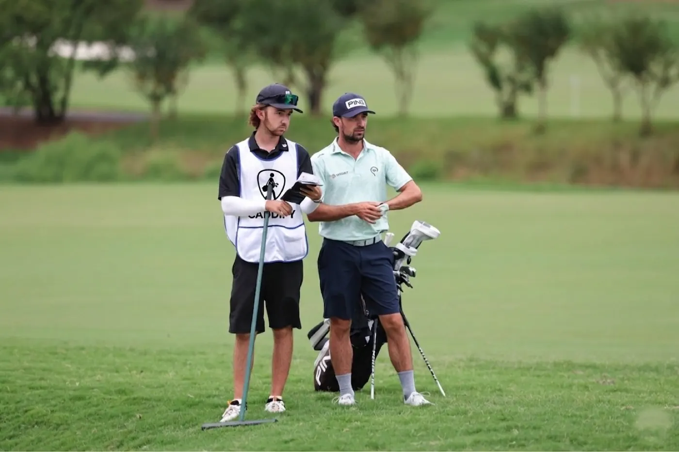 Caddie caminando por la calle de un campo de golf