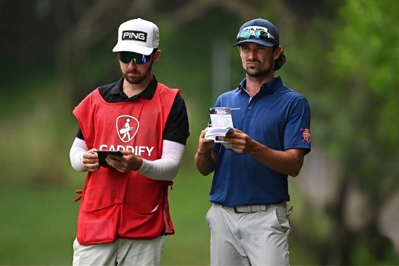 Caddie de golf dando distancias a un jugador en la calle
